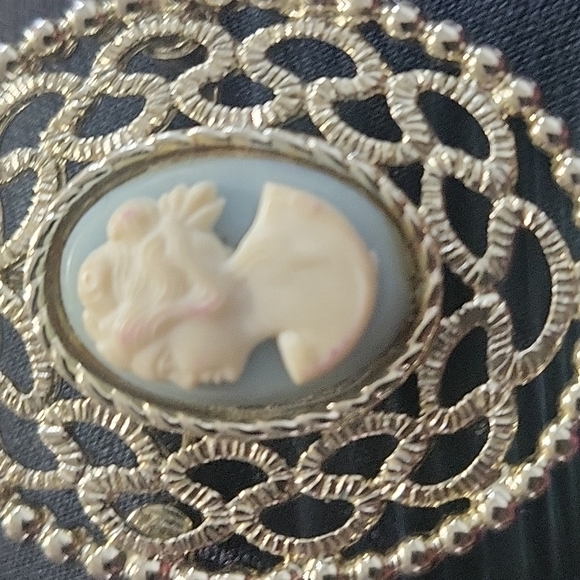 Vintage Sarah Coventry Blue White Oval Cameo Brooch Pendant Filagree Signed - Picture 3 of 5